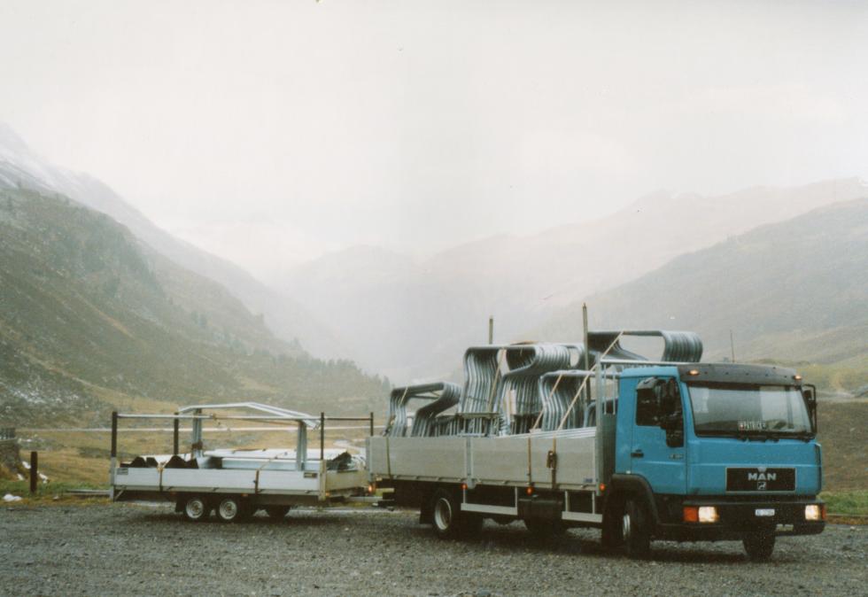 Lastwagen im Bündnerland mit Anhänger