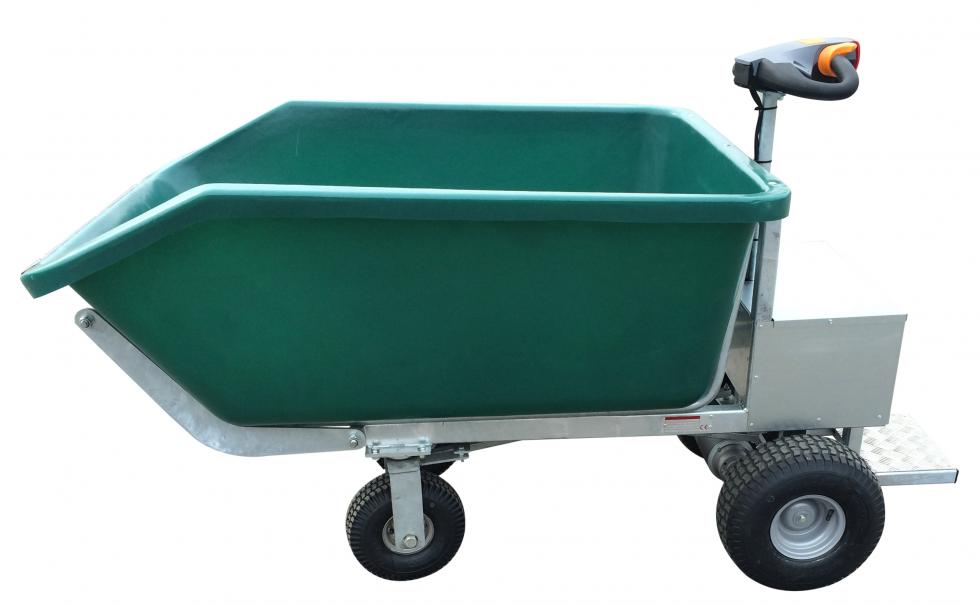 Eine grüne Kunststoffschubkarre mit vier Rädern und einem Trittbrett, hinter der Mulde befindet sich die Steuerungseinheit auf einem Vierkant mit schwarzen Griffen und orangem Halter. Das Gestell ist 