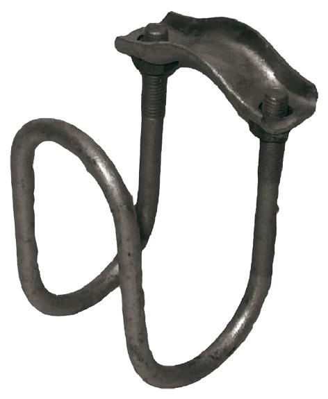 Ein verzinkter Klemmbügel zur überkreuzten Verbindung zweier Rohre, bestehend aus einem gewölbten Flacheisengegenstück und dem eigentlichen Klemmbügel. Der eigentliche Klemmbügel besteht aus einer Met
