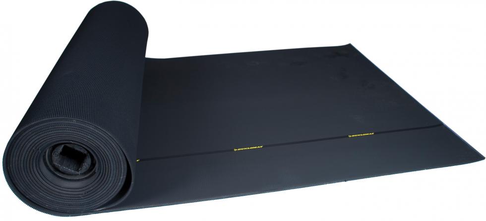 Eine schwarze Gummimattenrolle, seitliche Ansicht, leicht ausgerollt mit Rollrichtung links