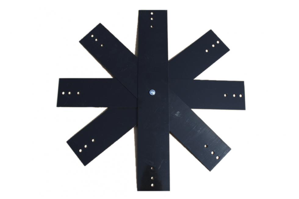 Vier lange, schwarze, rechteckige Kunststoffplättchen, mit jeweils drei übereinander angeordneten Löchern an jedem Ende, sternförmig aufeinandergelegt und im Zentrum mit einer Schraube fixiert