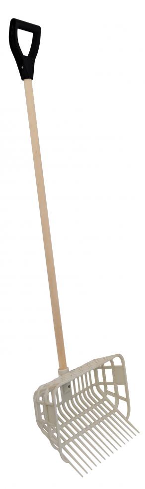 Eine weisse Bollengabel aus Kunstsoff, mit Holzstiel und schwarzem Griffstück an oberem Ende, Korb, mit vorne herausstehenden Zinken, schräge Totalaufnahme
