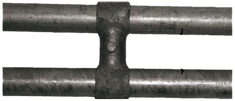 Zweiteilige Doppelfaustschelle aus verzinktem Metall mit jeweils zwei runden Wölbungen zum parallelen Aufeinandermontieren zweier Rohre, beide waagerecht, wobei die Schelle beide verbindet, mit einer 