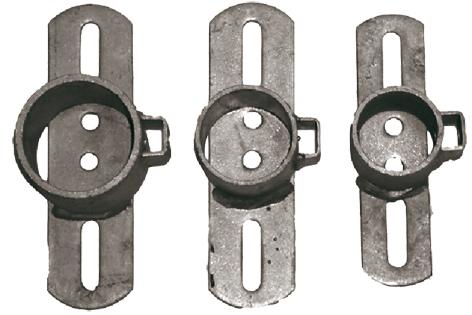 Drei verzinkte Rohrendhalter, Bestehend aus einem Ring, fixiert auf einem Flacheisen versehen mit vier Löchern, zwei runden innerhalb des Rings und zwei ovalen ausserhalb des Rings, der Ring ist auf d